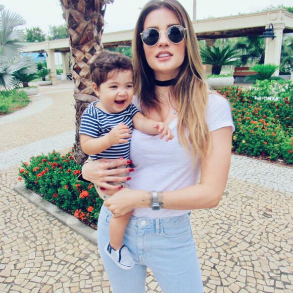 Ex-BBB Aline Gotschalg disse que colocou o filho, Lucca, em uma escolinha
