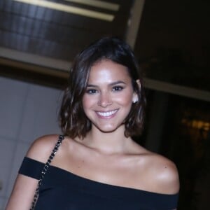 Bruna Marquezine já iniciou as preparações da novela 'Deus Salve o Rei', na qual será vilã de Marina Ruy Barbosa