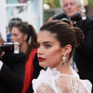 Sara Sampaio causou no Festival de Cannes ao surgir com look transparente e fio-dental, em maio de 2017