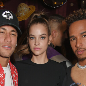 Neymar, Barbara Palvin e Lewis Hamilton se reuniram com outras modelos, incluindo Sara Sampaio, no restaurante  Knightsbridge após festa de grife