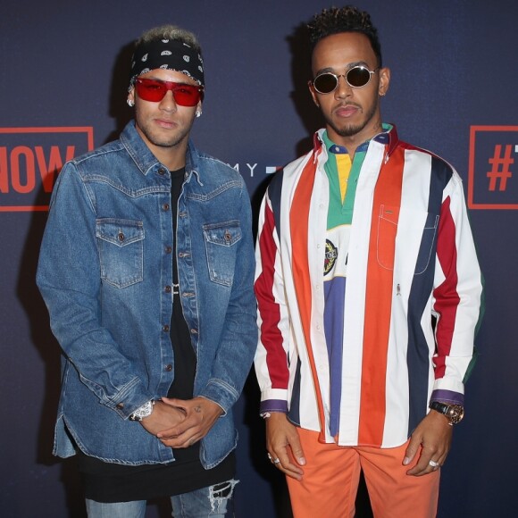 Neymar este acompanhado de Lewis Hamilton em desfile da Tommy Hilfiger. Dupla apostou em looks estilosos para evento de moda