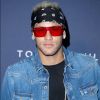Neymar investiu nos acessórios com bandana, brincos, colar e óculos de lentes vermelhas para a semana de moda de Londres