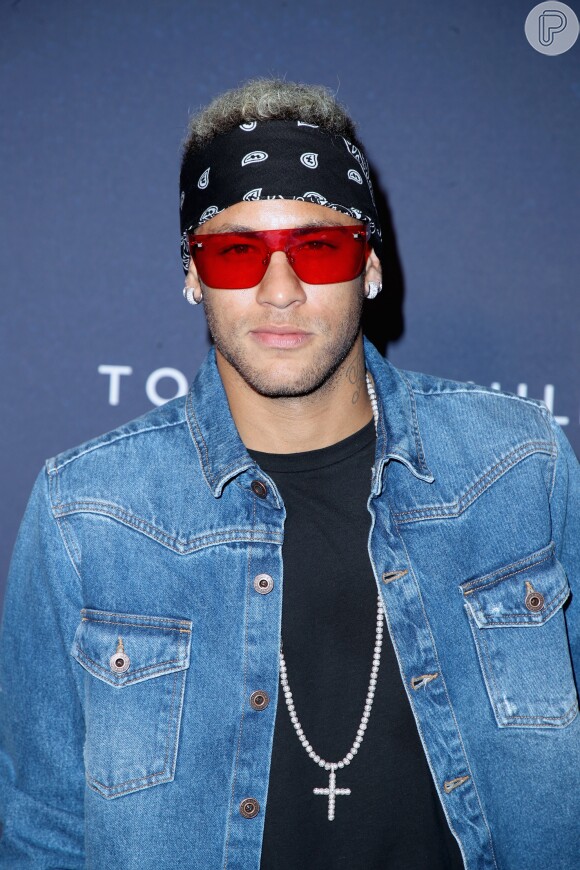 Neymar investiu nos acessórios com bandana, brincos, colar e óculos de lentes vermelhas para a semana de moda de Londres