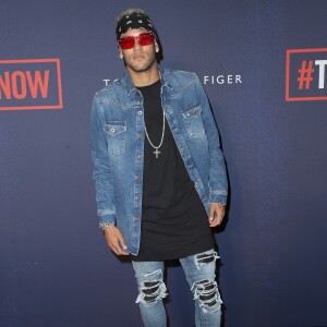 Neymar elegeu um look jeans para assistir ao desfile da Tommy Hilfiger na semana de moda de Londres, nesta terça-feira, 19 de setembro de 2017