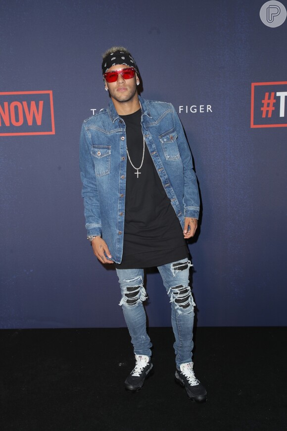 Neymar elegeu um look jeans para assistir ao desfile da Tommy Hilfiger na semana de moda de Londres, nesta terça-feira, 19 de setembro de 2017