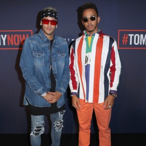 Neymar curtiu o desfile de Tommy Hilfiger na semana de moda de Londres ao lado do piloto britânico Lewis Hamilton, que escolheu um look multicolorido para a ocasião