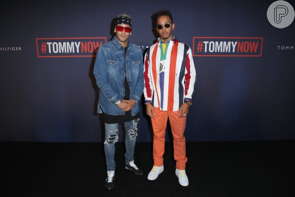 Neymar curtiu o desfile de Tommy Hilfiger na semana de moda de Londres ao lado do piloto britânico Lewis Hamilton, que escolheu um look multicolorido para a ocasião