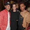 Neymar optou por uma jaqueta de couro vermelha para curtir festa ao lado da modelo húngara Barbara Palvin e de Lewis Hamilton em boate em Londres, na última segunda-feira, 18 de setembro de 2017
