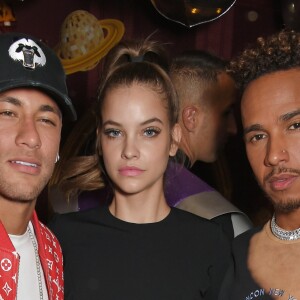 Neymar optou por uma jaqueta de couro vermelha para curtir festa ao lado da modelo húngara Barbara Palvin e de Lewis Hamilton em boate em Londres, na última segunda-feira, 18 de setembro de 2017