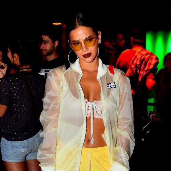 Bruna Marquezine compôs um look sporty sexy com os óculos de lentes amarelas