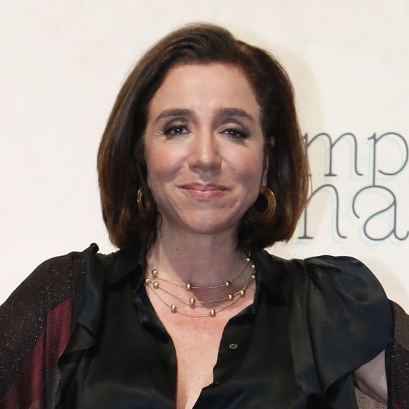 Marisa Orth revela que Celeste Hermínia, sua personagem na novela 'Tempo de Amar', se sente culpada por ser amante do Conselheiro (Werner Shünemann)