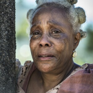 Idalina (Dhu Moraes) chora ao ser vendida, achando que será levada para longe do filho, na novela 'Novo Mundo'