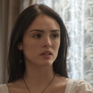 Anna (Isabelle Drummond) tem a ideia de disfarçar Jacira (Giullia Buscacio) para que ela engane Sebastião (Roberto Cordovani) e compre Idalina (Dhu Moraes), na novela 'Novo Mundo'