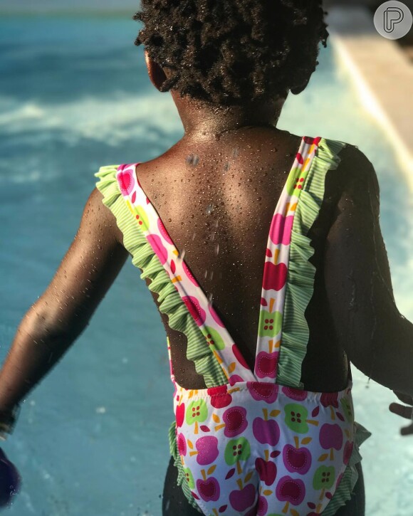 Bruno postou uma foto de Títi brincando na piscina, de costas