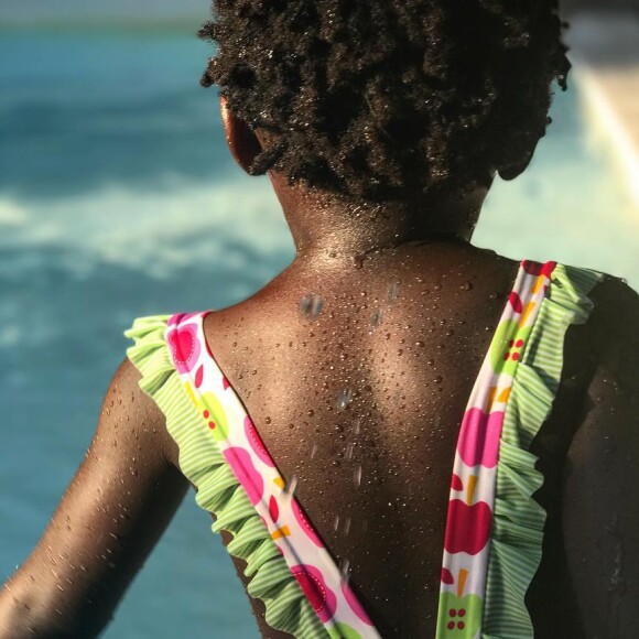 Bruno postou uma foto de Títi brincando na piscina, de costas