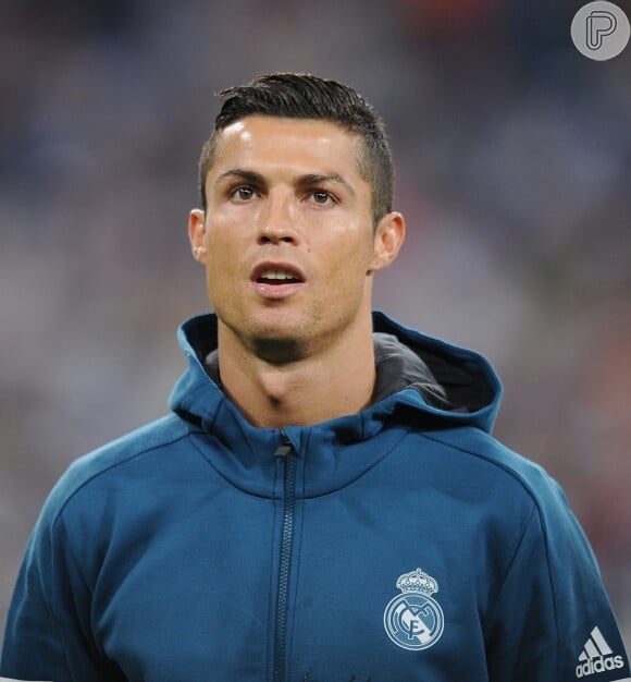 A namorada de Cristiano Ronaldo exibiu um anel de compromisso durante o jogo que assistiu em Alvalade