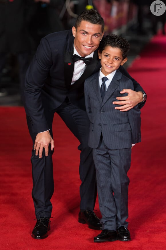 Cristiano Ronaldo já é pai de Cristiano, de sete anos, e Eva e Mateo, de três meses