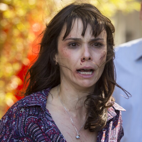 Irene (Débora Falabella) morre em um edifício garagem ao entrar em um elevador, na novela 'A Força do Querer'