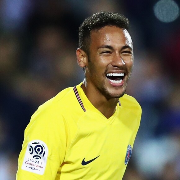 Flagra de Neymar com Flávia Pavanelli aconteceu durante vinda do jogador ao Brasil para uma partida com a seleção