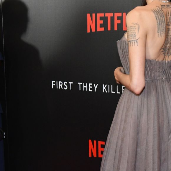 Angelina Jolie posou para os fotógrafos na pré-estreia de seu novo filme