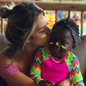 Giovanna Ewbank sempre compra presentes para a filha, Títi, nas viagens