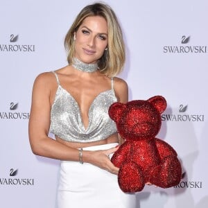 Giovanna Ewbank posou com um urso cravejado de Swarovski