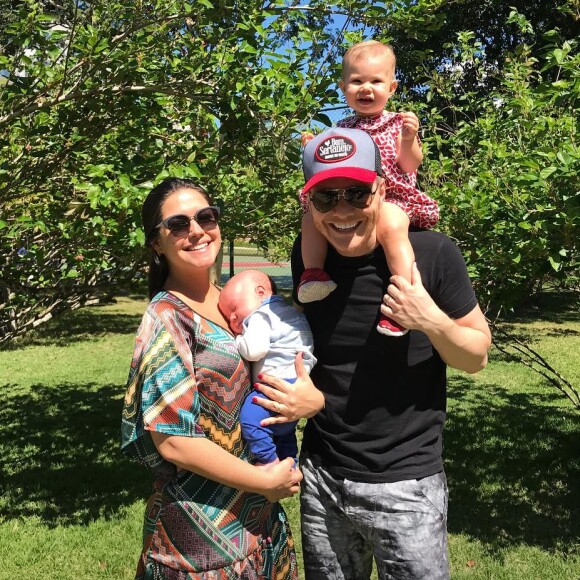 Casada com Michel Teló e com dois filhos, Thais Fersoza indicou look prático para a amamentação