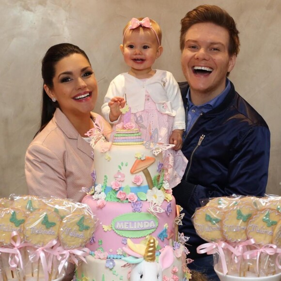 Mulher de Michel Teló, Thais Fersoza contou que deixou de amamentar filha, Melinda, aos 3 meses