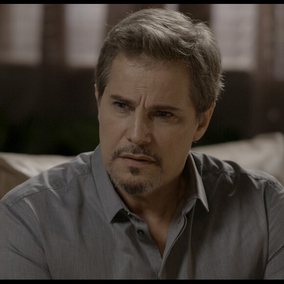 Dantas (Edson Celulari) descobre que o rombo na empresa foi feito com cheques do talão que está na casa de Silvana (Lilia Cabral) e desconfia de Simone (Juliana Paiva), na novela 'A Força do Querer'