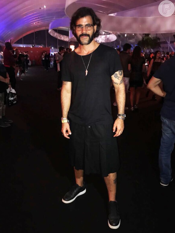Juliano Cazarré apostou em uma saia preta para curtir o quarto dia do Rock in Rio, na quinta-feira, 21 de setembro de 2017