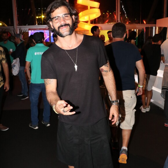 Juliano Cazarré disse que usa saia desde os tempos de faculdade