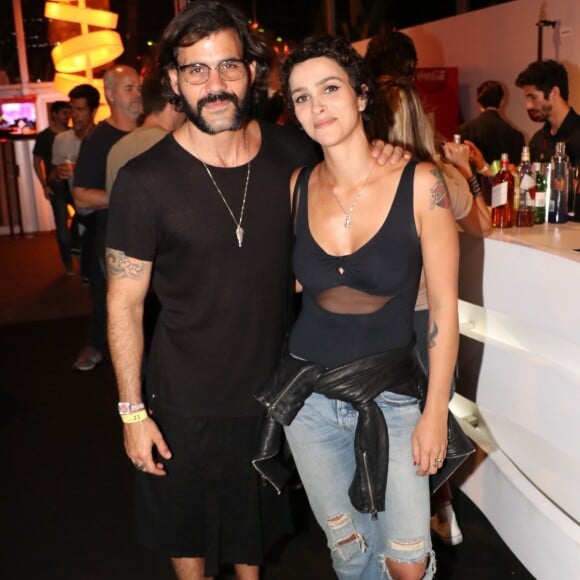 Letícia Cazarré, mulher de Juliano Cazarré, aprovou o look usado pelo marido