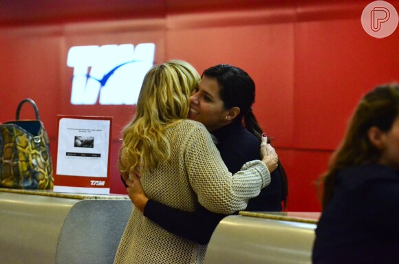 Susana Vieira foi simpática e cumprimentou as pessoas no aeroporto
