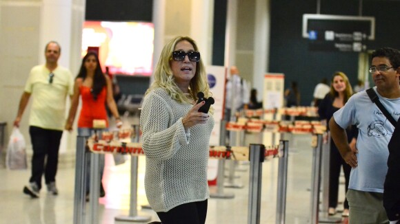 Susana Vieira desembarca em aeroporto no Rio e chama atenção de fãs