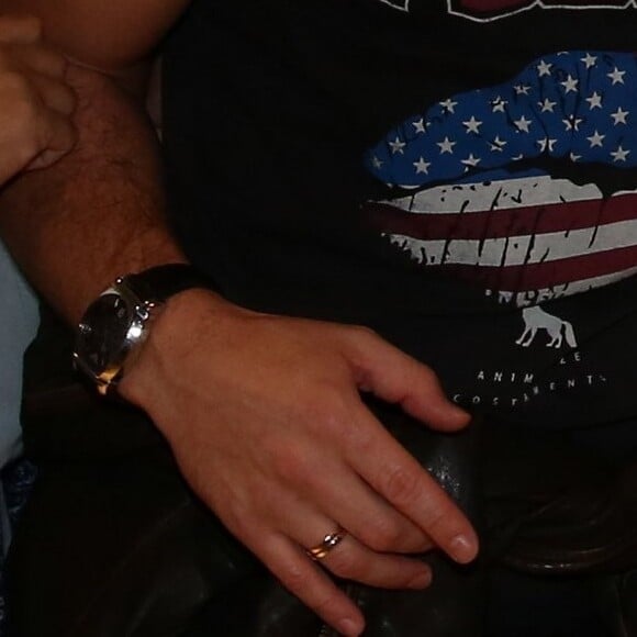 Klebber Toledo explicou duas alianças: 'Uma de noivado e outra de carinho'