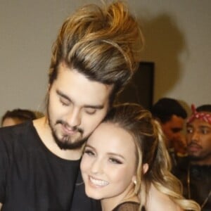 Larissa Manoela posou com Luan Santana em bastidor de show na noite de quinta-feira, 21 de setembro de 2017