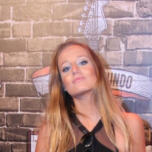 Bruna Griphao, com look transparente, atraiu olhares ao chegar no Rock in Rio