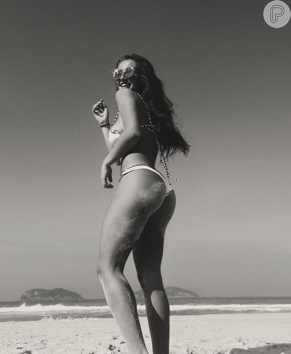 Bruna Griphao já foi elogiada pela boa forma ao postar fotos de biquíni na praia