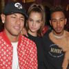 A modelo curtiu a festa com Neymar e o piloto inglês e deixou o local acompanhada pelo brasileiro