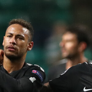 Neymar, atualmente jogando no Paris Saint-Germain, se aproximou de Lewis Hamilton