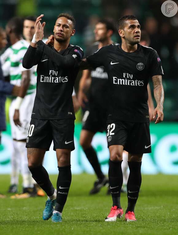 Neymar, atualmente jogando no Paris Saint-Germain, se aproximou de Lewis Hamilton