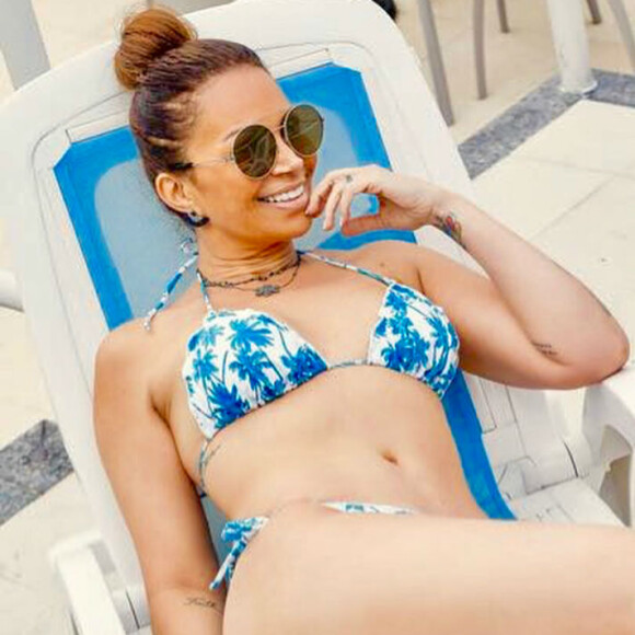 De biquíni, Solange Almeida exibiu a silhueta magrinha e a barriga seca em foto