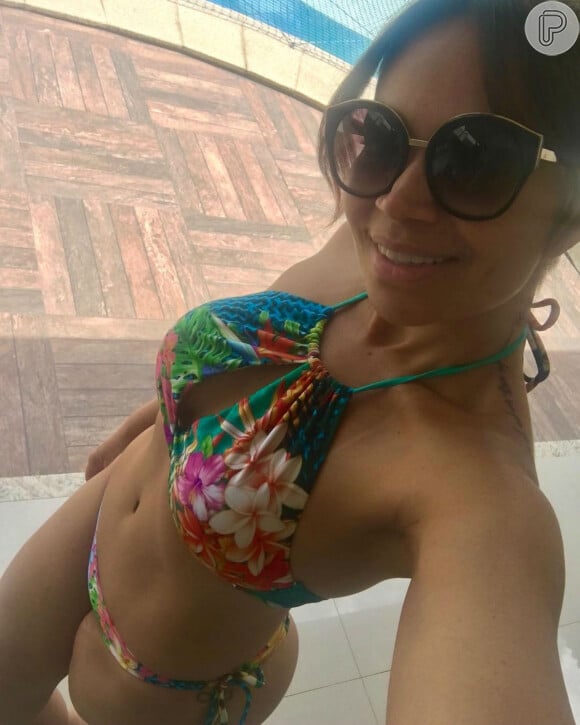 Solange Almeida mostrou abdômen trincado em foto publicada no Instagram