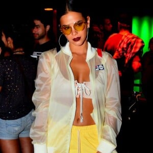 Bruna Marquezine investiu em um visual sporty chic para o segundo dia do Rock in Rio, em 16 de setembro de 2017