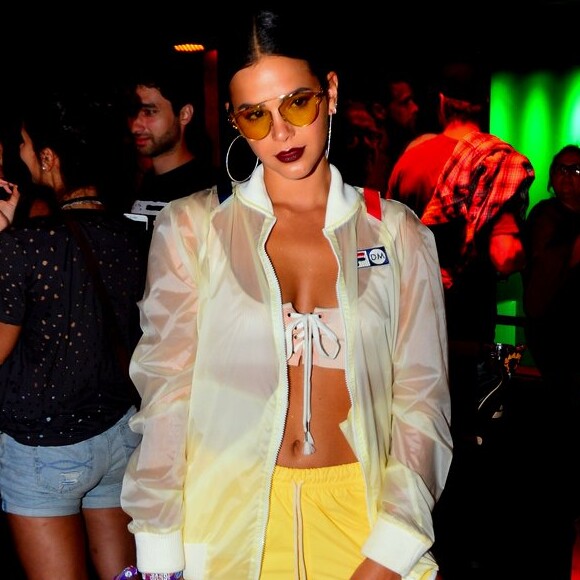 Bruna Marquezine investiu em um visual sporty chic para o segundo dia do Rock in Rio, em 16 de setembro de 2017