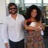 Juliana Alves deixa maternidade com o marido, Ernani Nunes, e sua primeira filha, Yolanda
