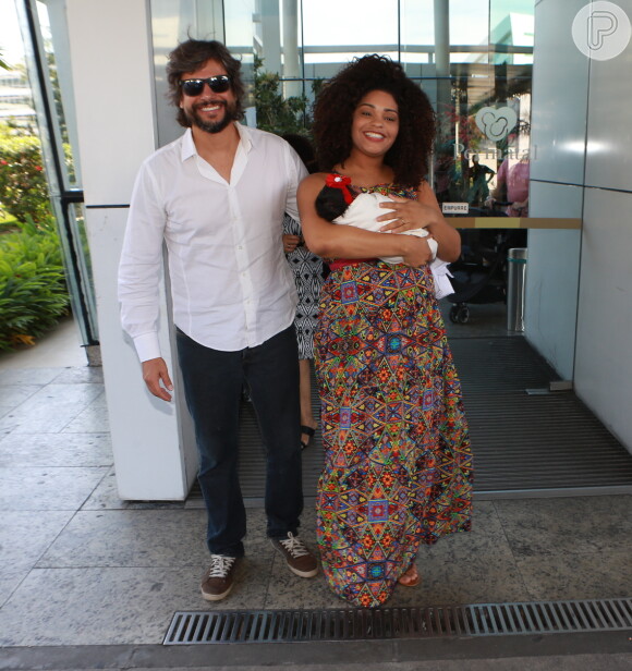 Juliana Alves deixa maternidade com o marido, Ernani Nunes, e sua primeira filha, Yolanda