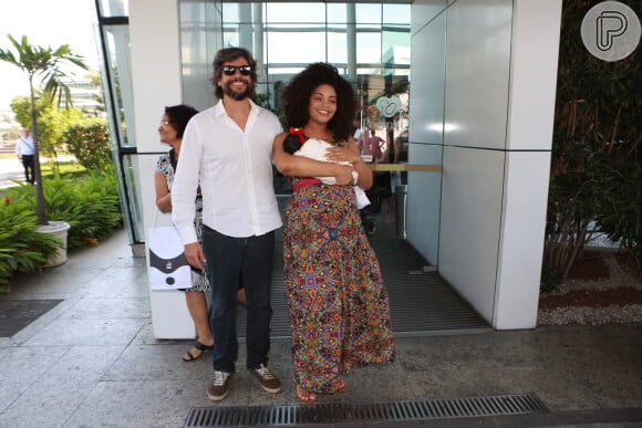Juliana Alves deixou a perinatal, localizada na Barra da Tijuca, Zona Oeste do Rio de Janeiro, neste sábado, 23 de setembro de 2017