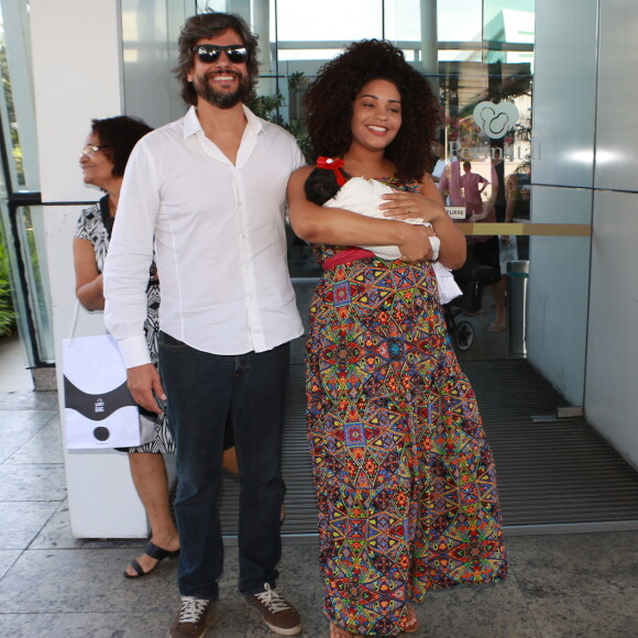 Juliana Alves deixou a perinatal, localizada na Barra da Tijuca, Zona Oeste do Rio de Janeiro, neste sábado, 23 de setembro de 2017