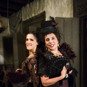 Elvira (Ingrid Guimarães) substituiu Cosette (Heloisa Perissé) no teatro, na novela 'Novo Mundo'